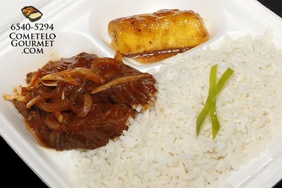 Bistec Encebollado y Ensalada Salpicon